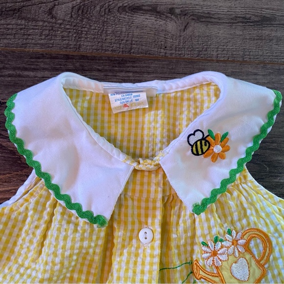 Vintage baby blouse Peter pan collar bumble bees & watering cans . - Picture 4 of 9